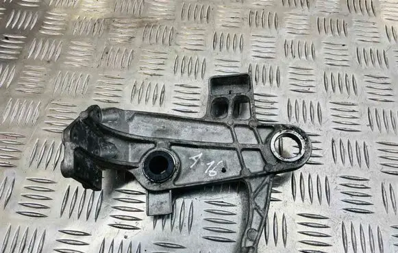 Mercedes-Benz C W204 Air filter cleaner box bracket assembly A6510900041