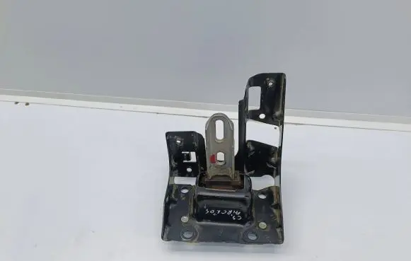Citroen C3 Aircross Engine mount bracket 9801521580