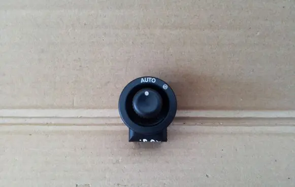 Land Rover Discovery 3 - LR3 Wing mirror switch 500180 03930376 XPB500180