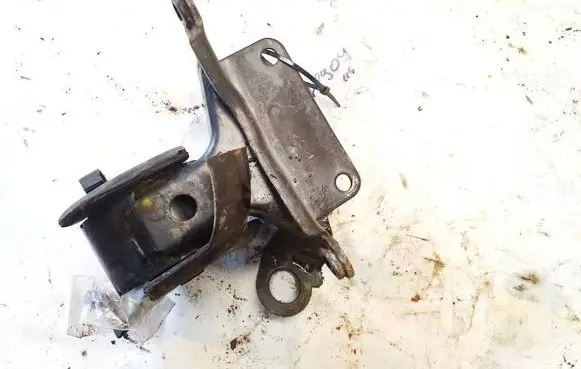 Nissan X-Trail T30 Engine mount bracket