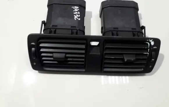 Mitsubishi Grandis Dash center air vent grill 30722777 Y01154P