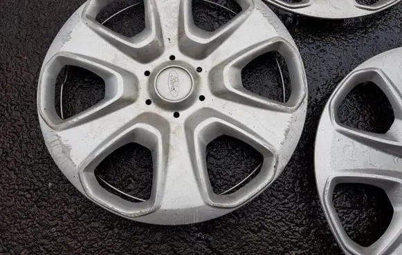 Ford Fiesta R15 wheel hub/cap/trim 8V211130HA