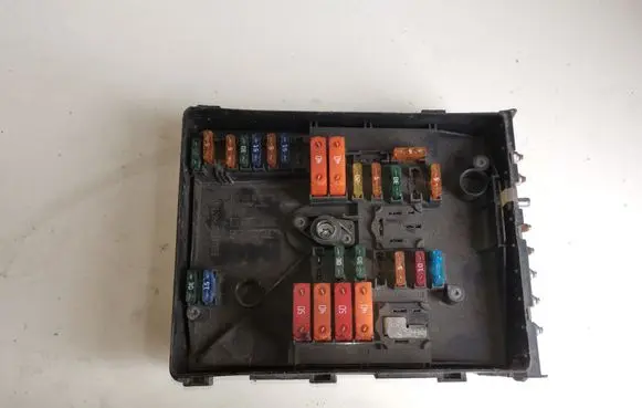 Volkswagen Golf V Fuse module 1K0937125