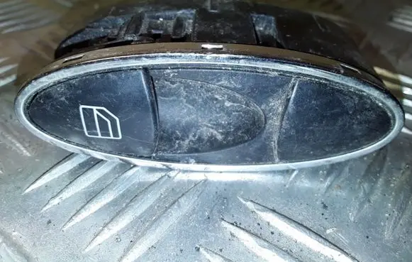Mercedes-Benz E W211 Electric window control switch A2118218651