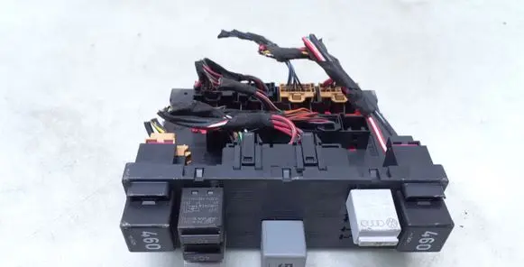 Volkswagen PASSAT B6 Fuse module 3C0937049H