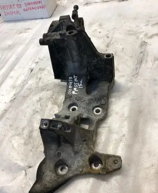 Volkswagen PASSAT B8 Generator/alternator bracket 04l803143b