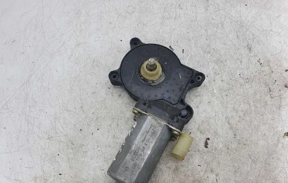 BMW 3 E46 Front door window regulator motor 0130821717