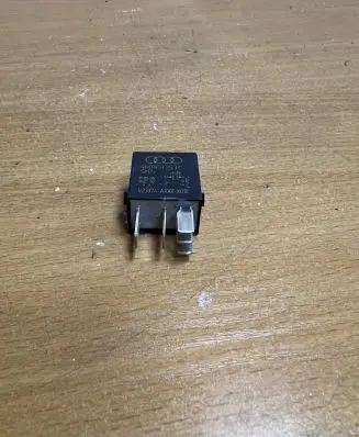 Volkswagen PASSAT B7 Other relay 4H0951253C F1305