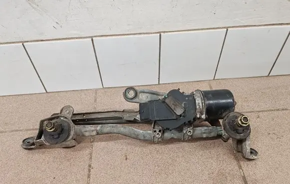 Nissan Note (E11) Front wiper linkage and motor
