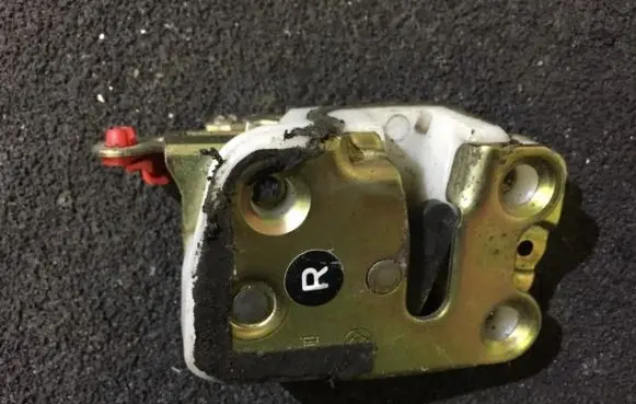 Opel Frontera B Rear door lock nenusattyta