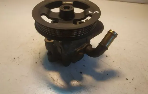 Toyota Avensis T250 Power steering pump U09