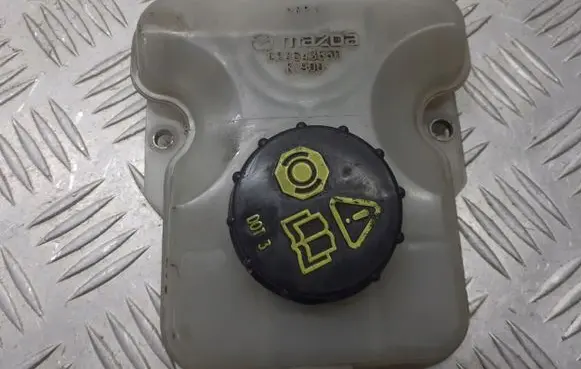 Mazda 5 Brake fluid reservoir C23643550