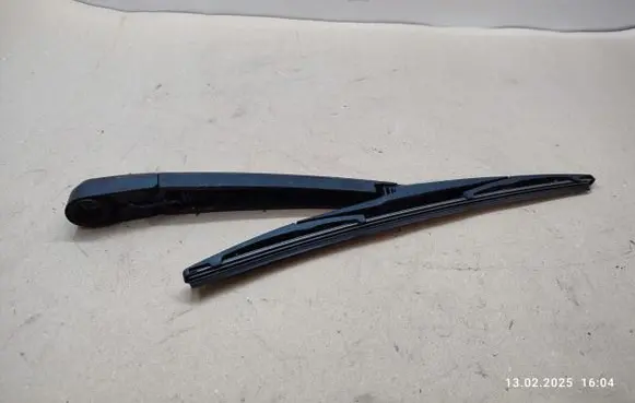 Rear wiper blade arm