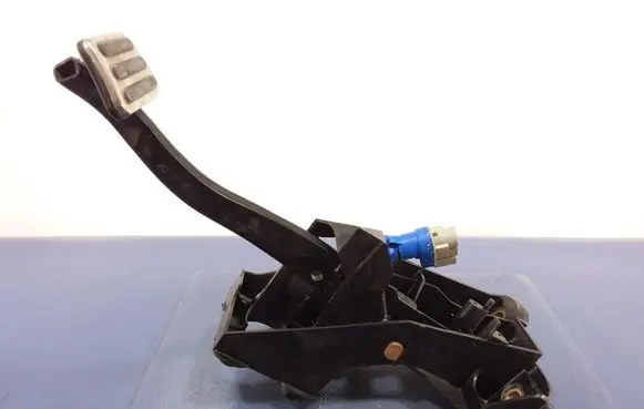 Ford Mustang V Accelerator throttle pedal DR33-2450-CA