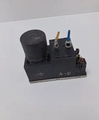 Audi A4 S4 B5 8D Central locking vacuum pump 8L086227E