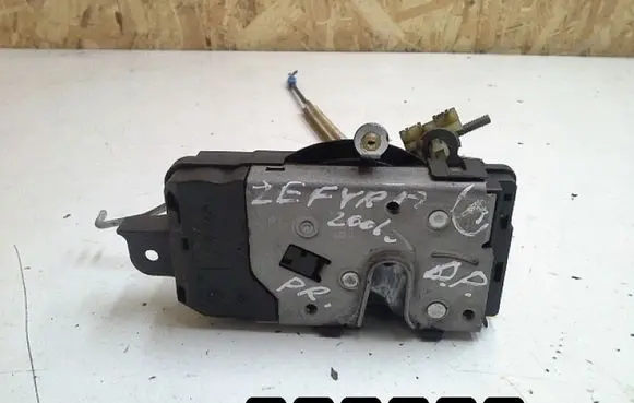 Opel Zafira B Front door lock 13220368