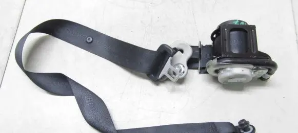 Nissan Pulsar Front seatbelt