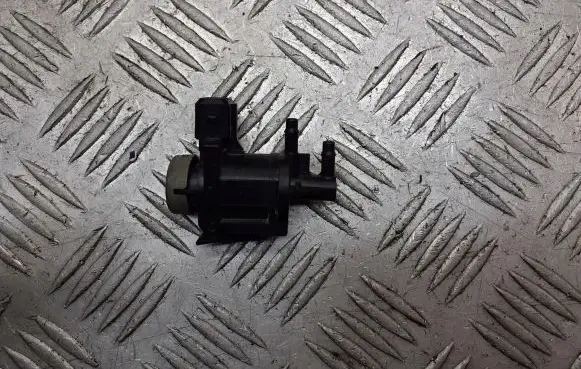 Volkswagen PASSAT B5 Vacuum valve 1J0906283A