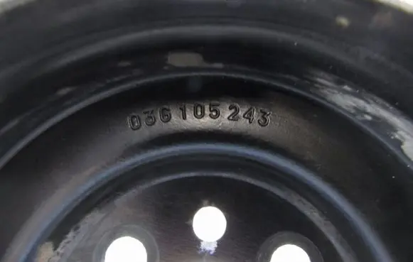 Volkswagen Golf VI Crankshaft pulley 03G105243