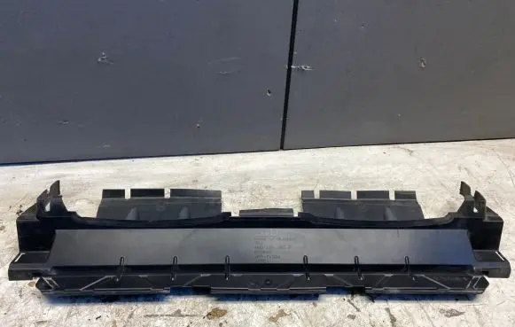 Audi Q7 4M Intercooler air guide/duct channel 4M0121285F