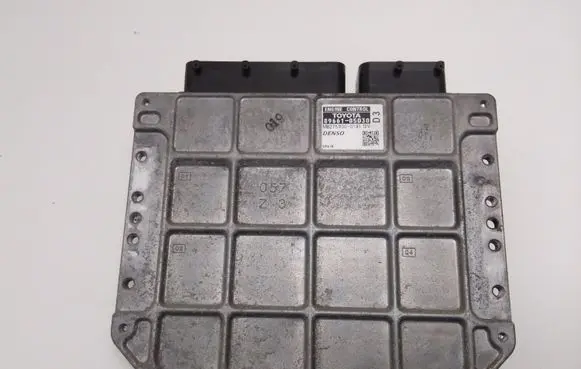 Toyota Avensis T270 Engine control unit/module 8966105D30