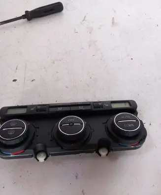 Volkswagen Touran I Climate control unit