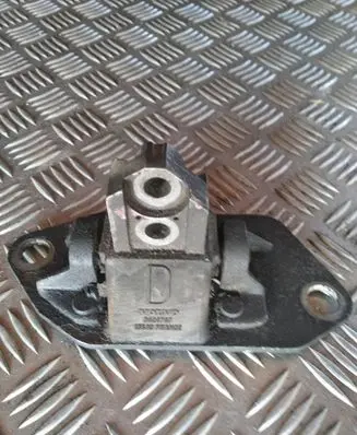 Volvo V70 Engine mount bracket