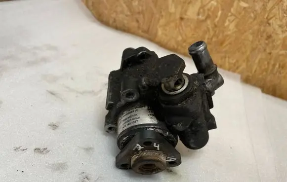 Volkswagen PASSAT B5.5 Power steering pump 8D0145156T