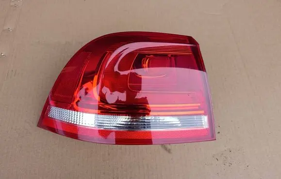 Volkswagen Touareg II Rear/tail lights 7P6945095D
