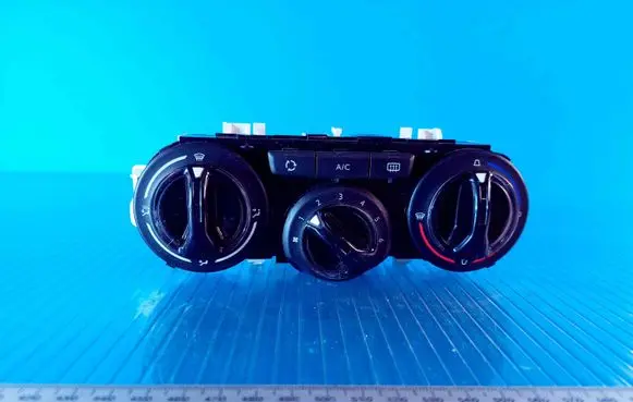Peugeot 208 Climate control unit E1063071