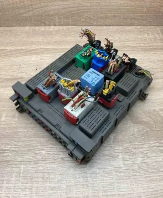 Peugeot 607 Central body control module 9654696080