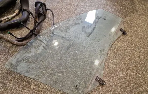 KIA Sorento Front door window glass four-door