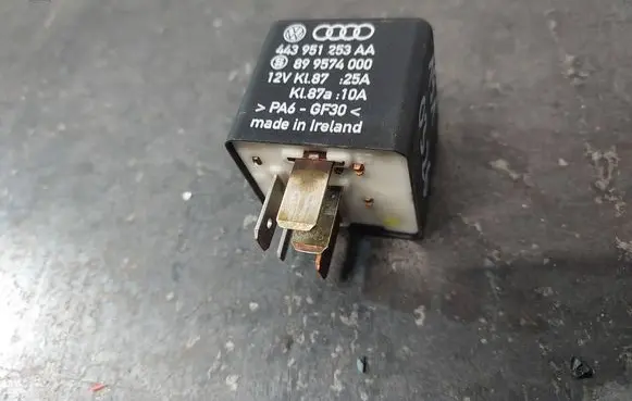 Volkswagen PASSAT B5 Other relay 443951253AA 899574000 219