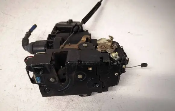 Volkswagen PASSAT B5 Front door lock 3B0837868