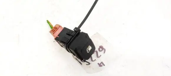 Citroen C4 I Picasso Fuel tank opening switch 96530658xt