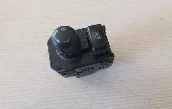 Nissan Leaf I (ZE0) Wing mirror switch