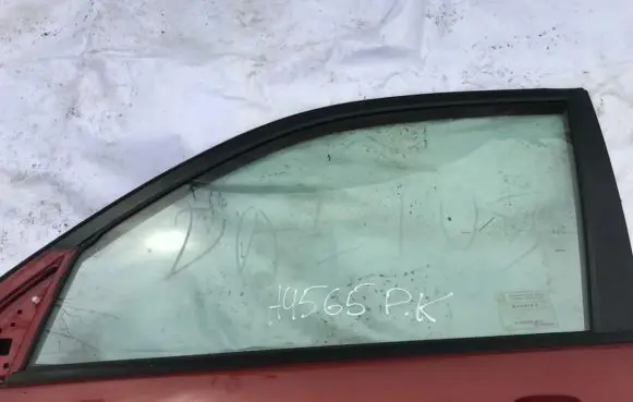 Toyota RAV 4 (XA20) Front door window glass four-door 