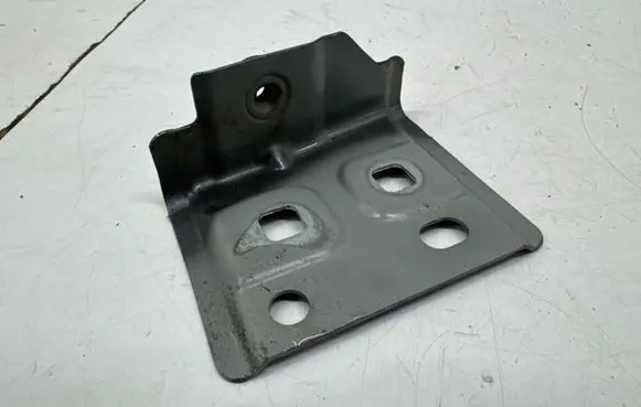 Fender mounting bracket