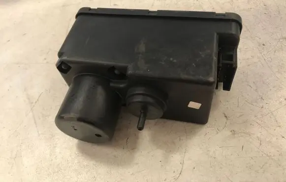 Volkswagen PASSAT B3 Central locking vacuum pump 357862257
