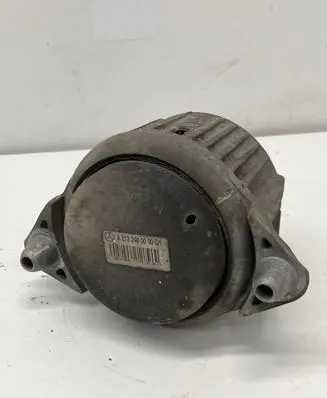Mercedes-Benz E W212 Engine mount bracket A2122400000 3618838