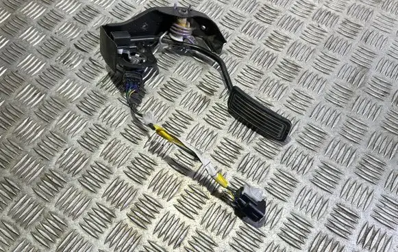 Toyota Avensis T250 Accelerator throttle pedal 8222305060 7811135030