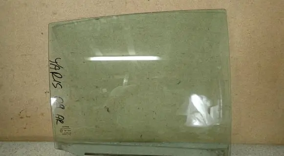 Toyota Yaris Sliding door window/glass 