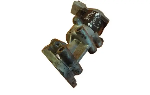 Land Rover Discovery 3 - LR3 EGR thermostat 4R8Q9D475AC