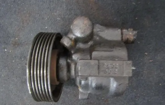 Renault Laguna I Power steering pump 7700823735f 7700823794b