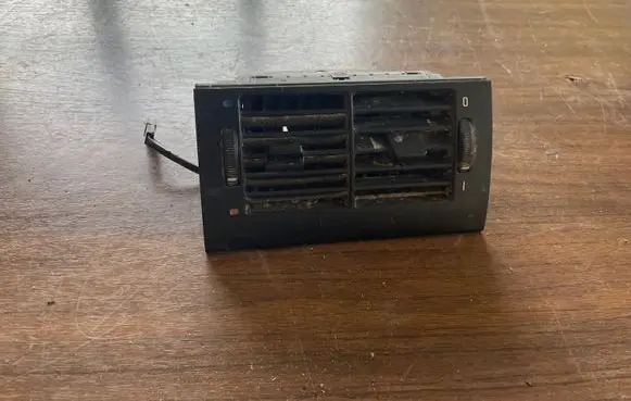 BMW 5 E39 Dash center air vent grill