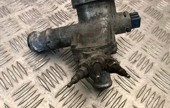 Volkswagen PASSAT B5 Engine coolant pipe/hose 038121133A