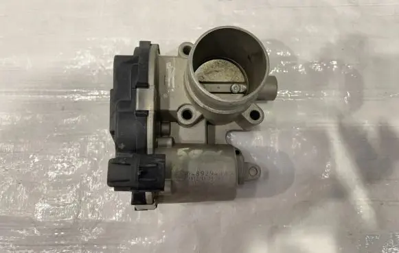 Fiat 500L Throttle valve 04892945AA
