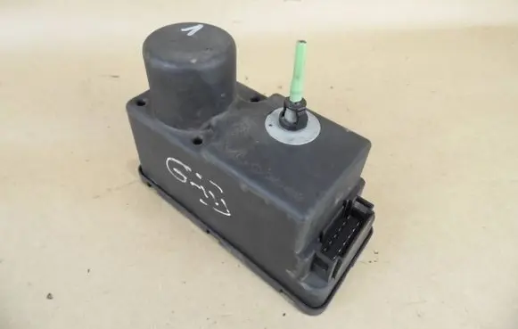 Volkswagen Golf III Central locking vacuum pump 1H0962257G