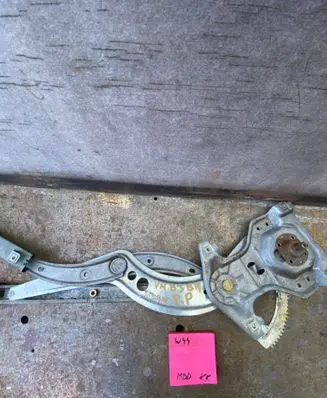 Volkswagen PASSAT B4 Front door manual window regulator 