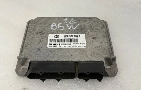 Volkswagen PASSAT B5 Engine control unit/module 3B0907557C 5WP4332